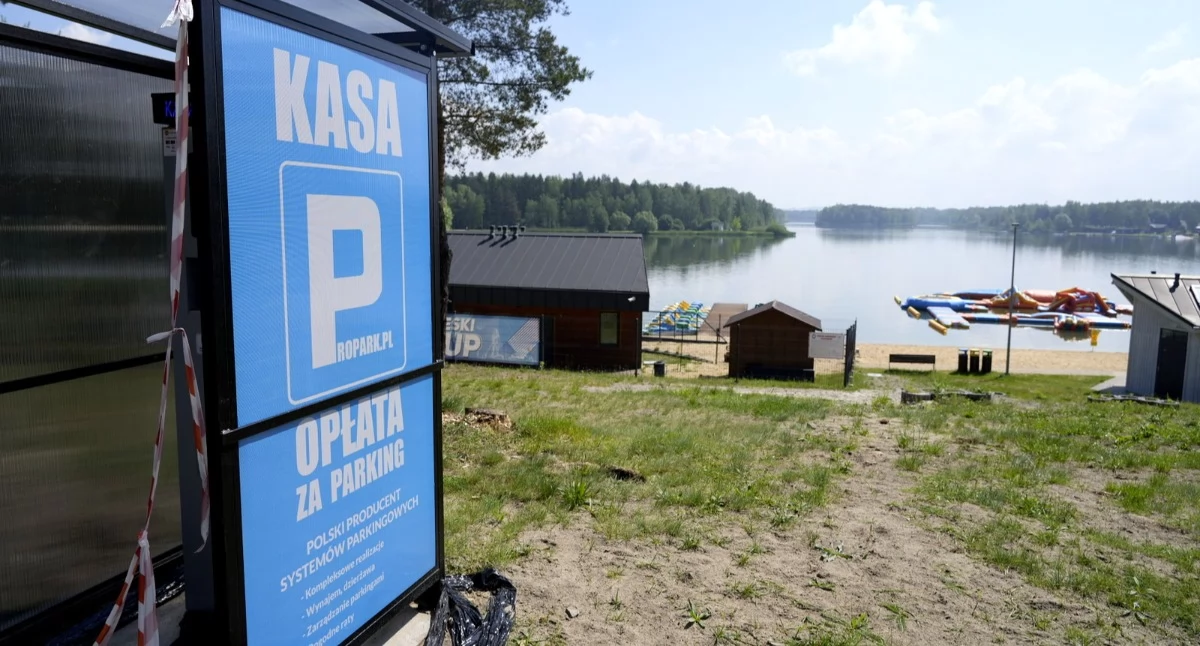 Życie miasta, Kolejki wyjeździe Sosiny MCKiS przypomina zapłacić parking - zdjęcie, fotografia