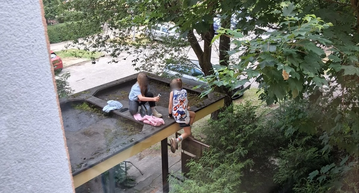 Dzieci wspięły się na dach nad wejściem do klatki bloku przy ul. Wilczej