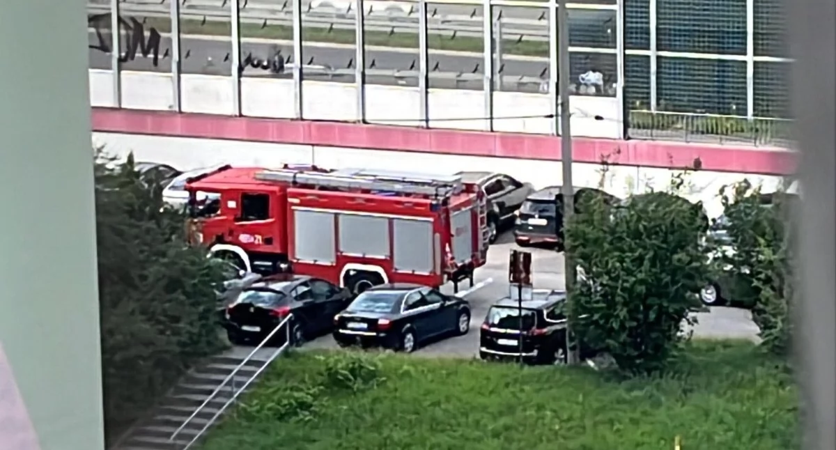 Pożary - Straż Pożarna, Pilna akcja służb Leopoldzie Strażacy badają nieznaną substancję - zdjęcie, fotografia