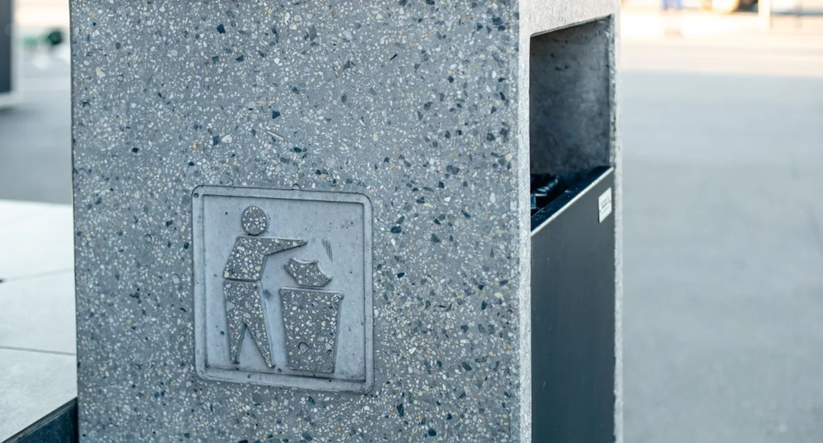 Informator / Materiały zewnętrzne , wybrać betonowe kosze śmieci przestrzeni miejskiej - zdjęcie, fotografia