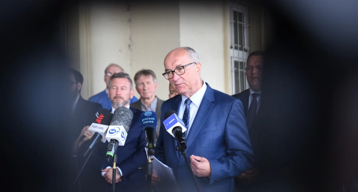 Włodzimierz Czarzasty, marszałek Sejmu, na konferencji prasowej obok budynku dworca Jaworzno Szczakowa, który od kilkunastu lat jest zamknięty dla pasażerów. Fot. Patrycja Koprzak.