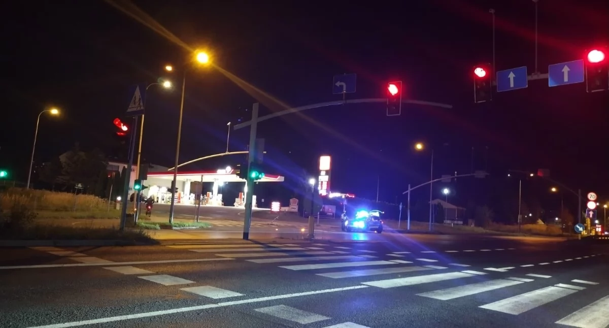 Wypadki drogowe, Doprowadził zderzenia radiowozem uciekł Policja wciąż szuka kierowcy Mazdy - zdjęcie, fotografia