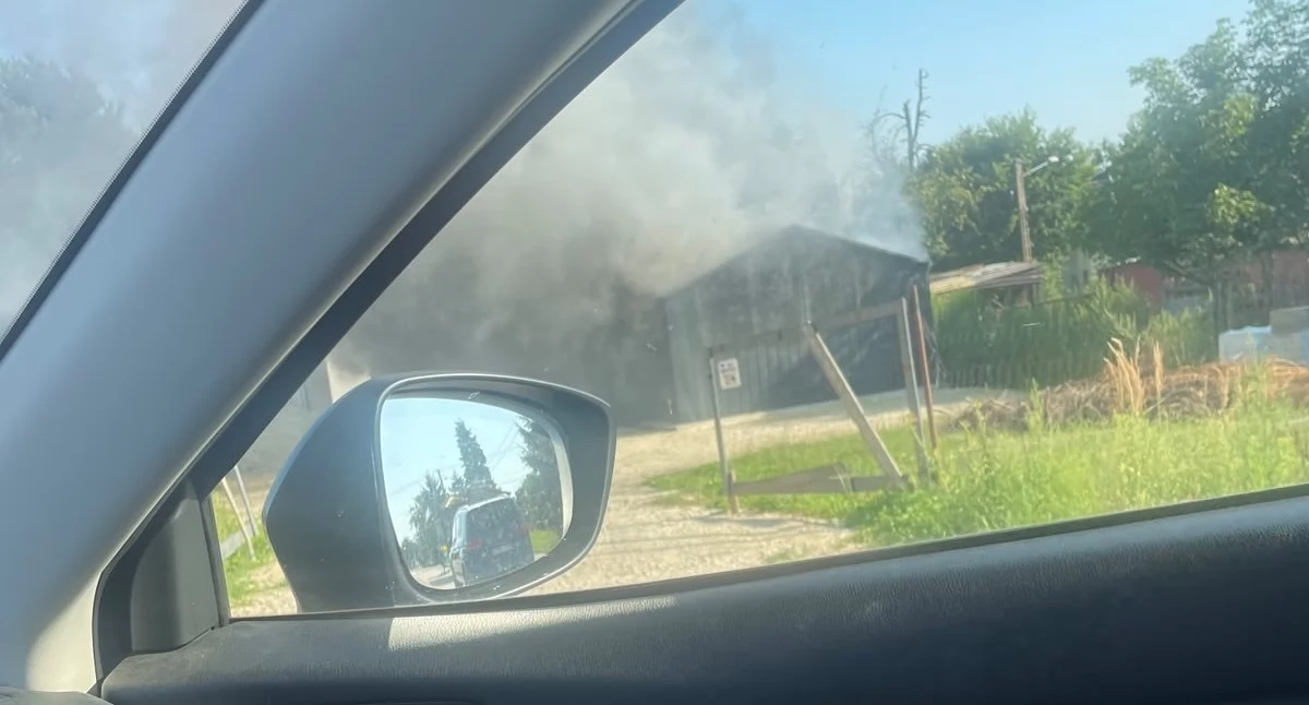 Pożar garażu na ul. Katowickiej. Fot. informacje drogowe Jaworzno i okolice.