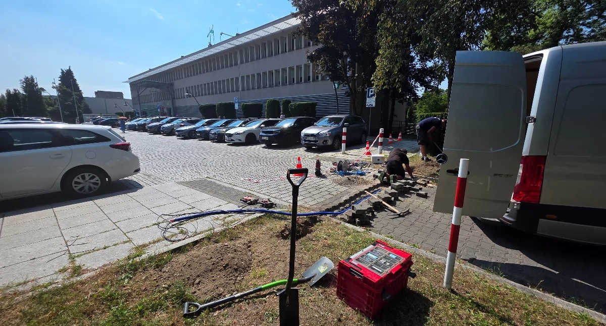 Życie miasta, Będzie szlaban! Zmiany parkingu przed Urzędem Miasta Jaworznie - zdjęcie, fotografia