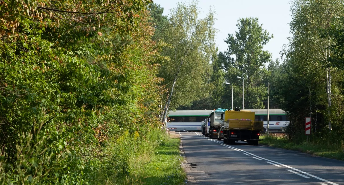 Zamknięty przejazd kolejowy na ulicy Batorego w Jaworznie. Mieszkańcy są za wybudowaniem tutaj wiaduktu, ale miasto zrezygnowało z inwestycji, bo inne miały wyższy priorytet. Fot. Patrycja Koprzak