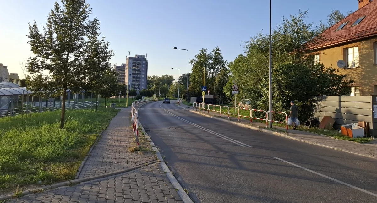 Drogi Jaworzno, Ścieżka kończy rowerzyści jadą samochodami Mieszkaniec apeluje zmiany - zdjęcie, fotografia