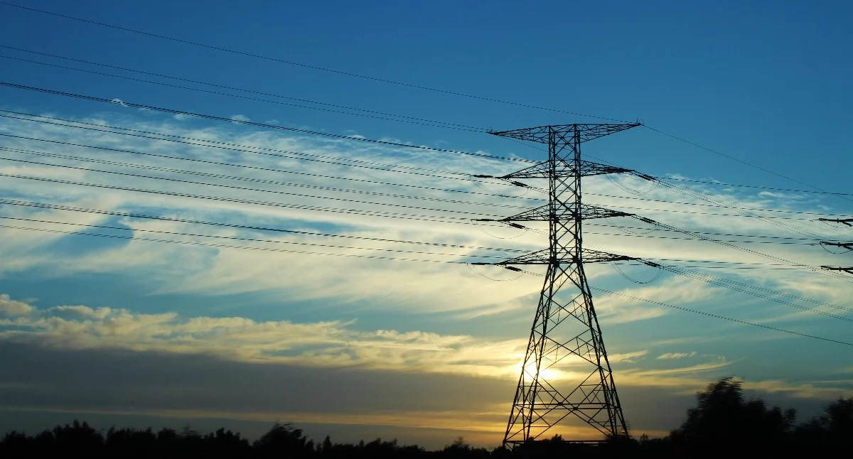 Informator / Materiały zewnętrzne , Linie energetyczne prywatnej działce jakie prawa właściciel - zdjęcie, fotografia