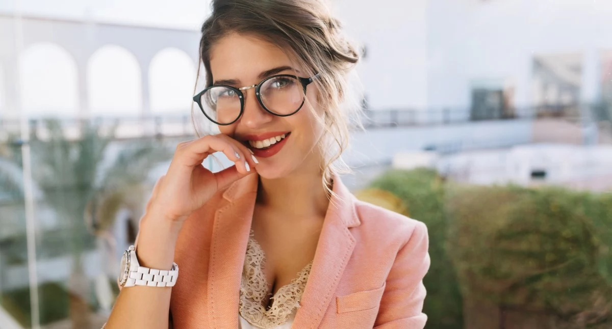 Informator / Materiały zewnętrzne , Okulary kolor włosów karnacja dobrać oprawki podkreślić urodę - zdjęcie, fotografia