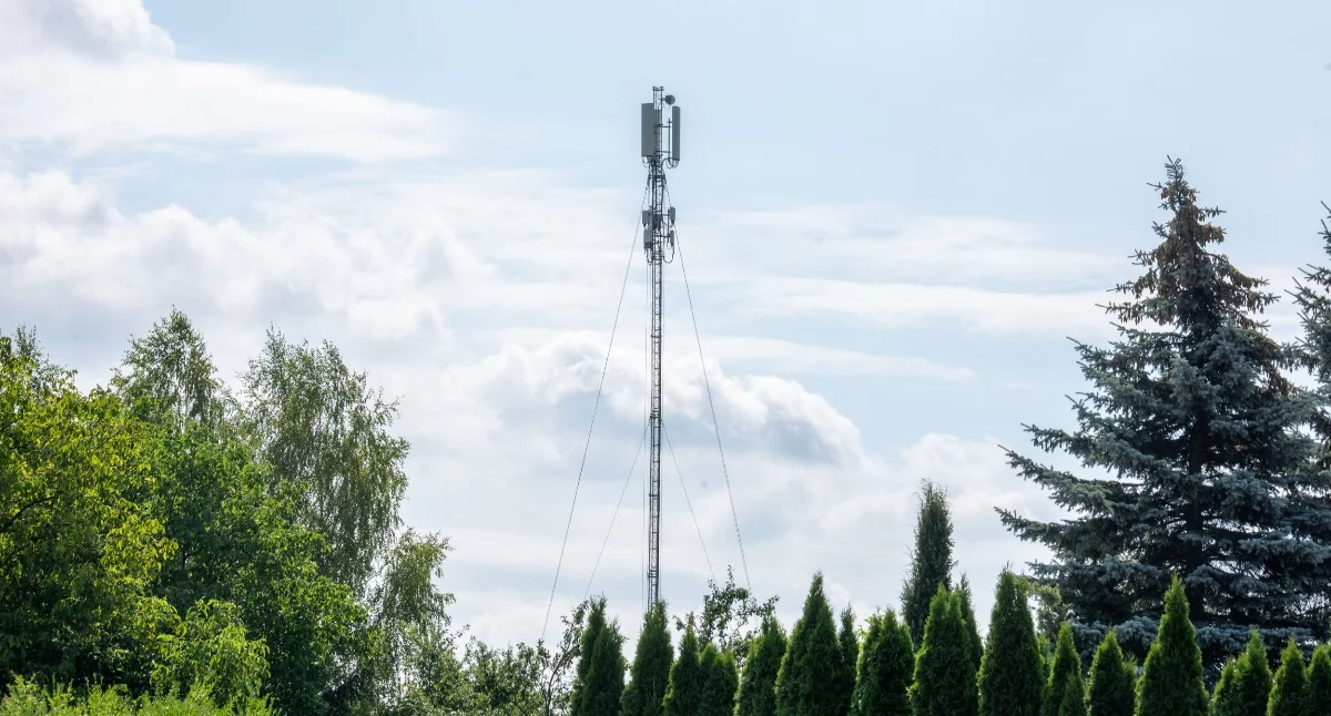 Maszt telefonii komórkowej w centrum Jaworzna. Tymczasowa konstrukcja przy ul. Krakowskiej