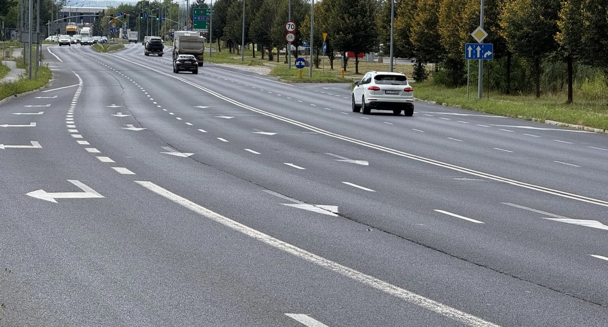 Pęknięta jezdnia na DK79 w Jaworznie