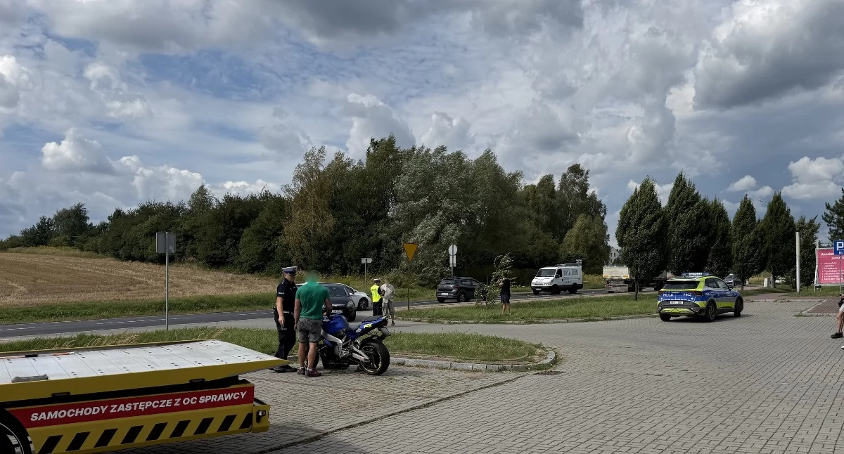 Kolizja samochodu z motocyklem przy GEOsferze