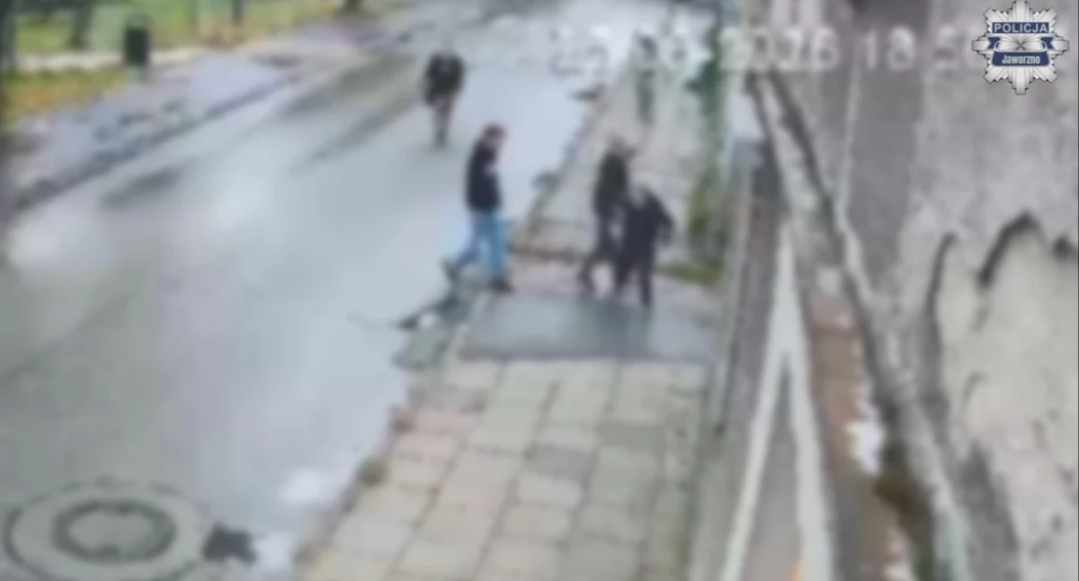 Komunikaty Policja, Monitoring nagrał sprawców Trzech nieletnich pobiło latka szalik klubowy - zdjęcie, fotografia