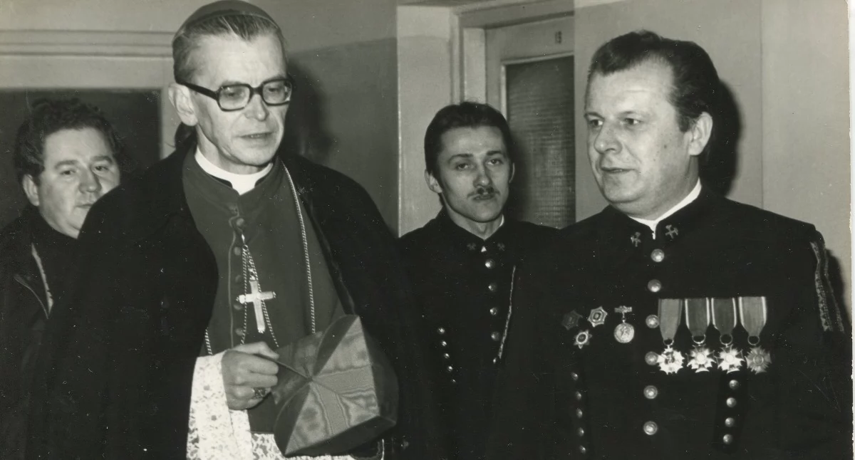 Życie miasta, Skwer kolegiacie patrona - zdjęcie, fotografia