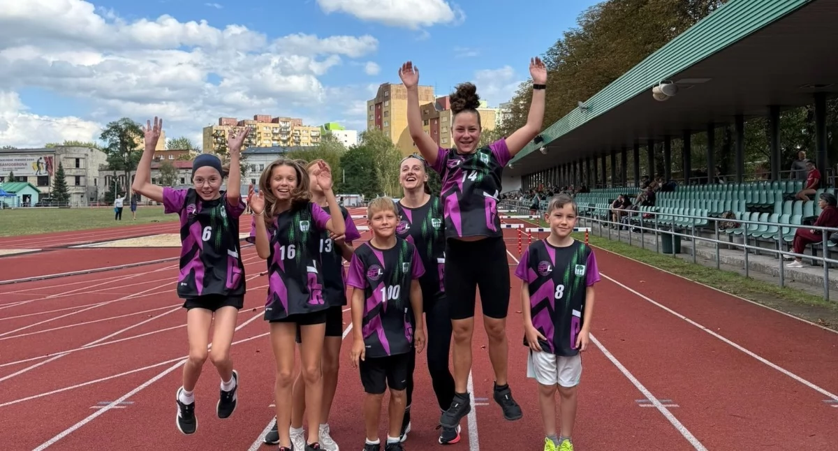 Lekkoatletyka, Młodzi lekkoatleci Jaworzno pożegnali wakacje rekordami życiowymi - zdjęcie, fotografia