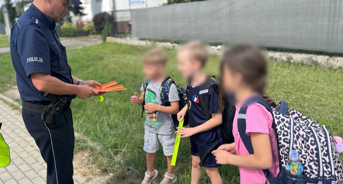 Życie miasta, Policjanci ruszyli szkół Pierwszoklasiści uczą zasad bezpieczeństwa - zdjęcie, fotografia