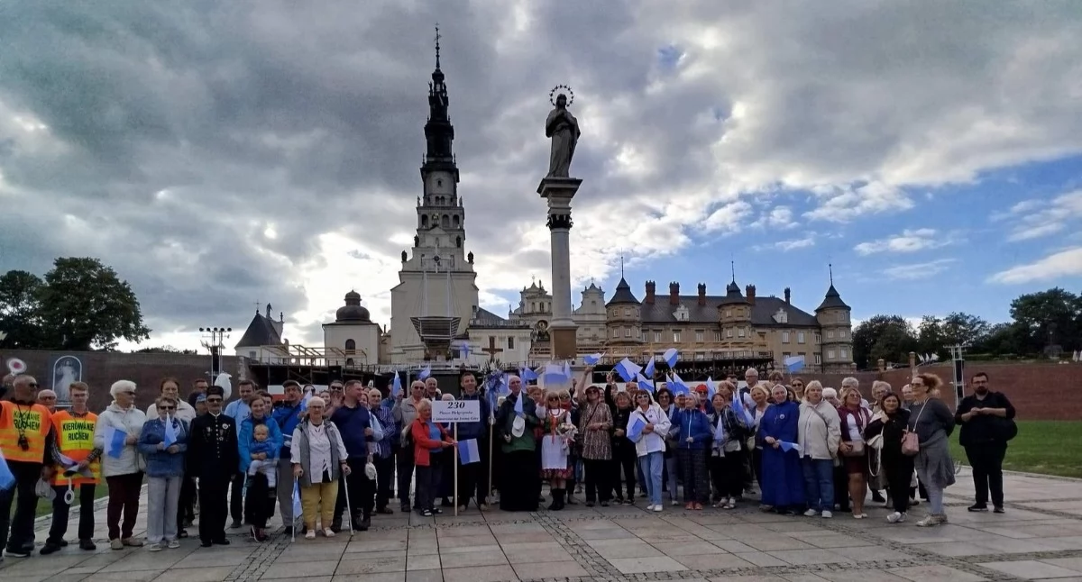 230. Piesza Pielgrzymka Jaworznicka na błoniach przed jasnogórskim klasztorem  