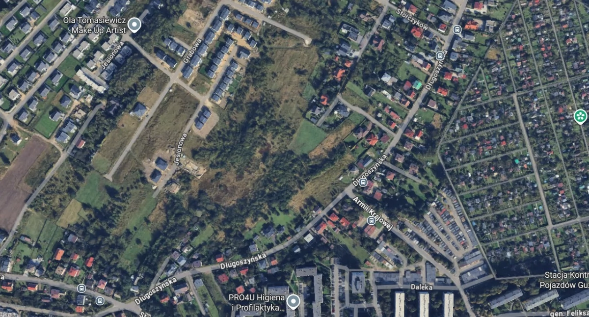 Mieszkańcy proponują połączenie ulicy Jesionowej z Długoszyńską, aby ułatwić wyjazd z tej części osiedla Dąbrowa Narodowa. Uniknęliby dłuższej jazdy wąskimi uliczkami osiedlowymi. Źródło: Google Maps