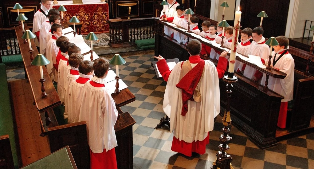 Informator / Materiały zewnętrzne , Szaty liturgiczne parafii barwy symbolika dbałość sakralne dziedzictwo - zdjęcie, fotografia