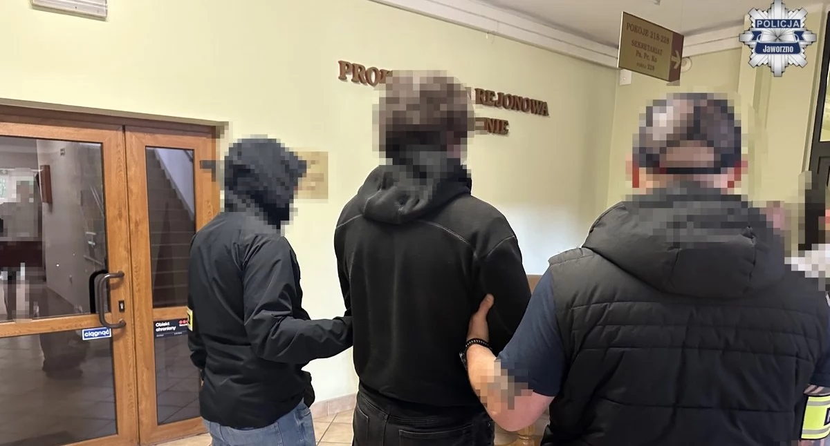 Zdjęcie archiwalne: W czerwcu, w innej sprawie, jaworzniccy policjanci zatrzymali mężczyznę podejrzanego o udział w oszustwach, w wyniku których mieszkanka straciła ponad 150 tys. złotych. Fot. KMP Jaworzno