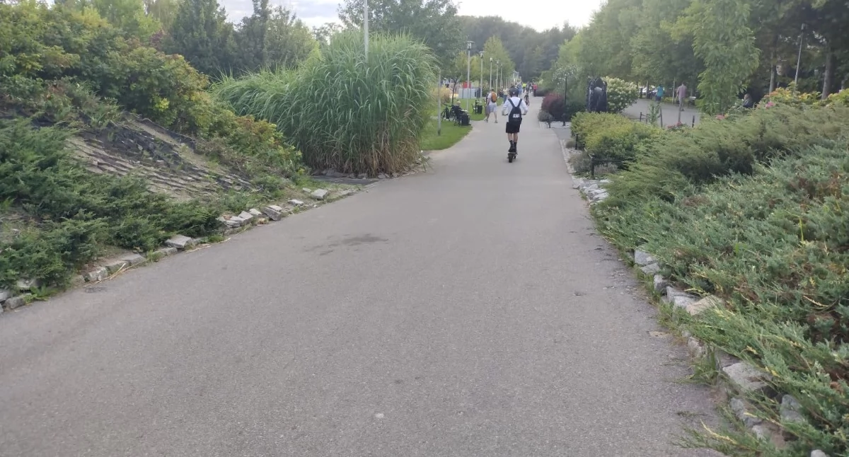 Planty przy centrum handlowym to jedno z tych miejsc, o których piszecie w kontekście jazdy na hulajnogach elektrycznych w Jaworznie. Fot. Patrycja Koprzak
