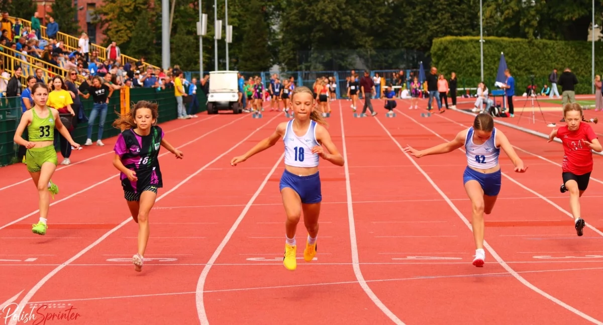 Zuzanna i Julia Kaźmierczyk przekraczają linię mety (biało-niebieskie stroje). Fot. Polish Sprinter Photography