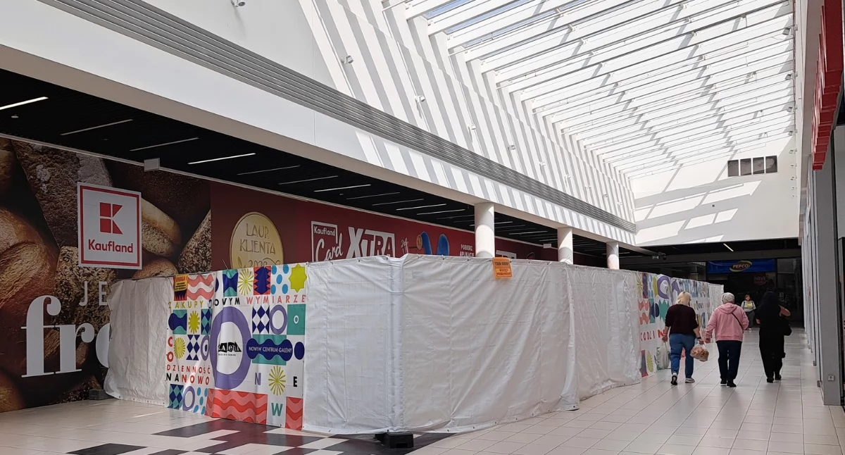 W Galerii Galena w Jaworznie trwają prace w tej części obiektu, który przygotowywany jest dla sklepu Kaufland oraz HalfPrice. Fot. Patrycja Koprzak