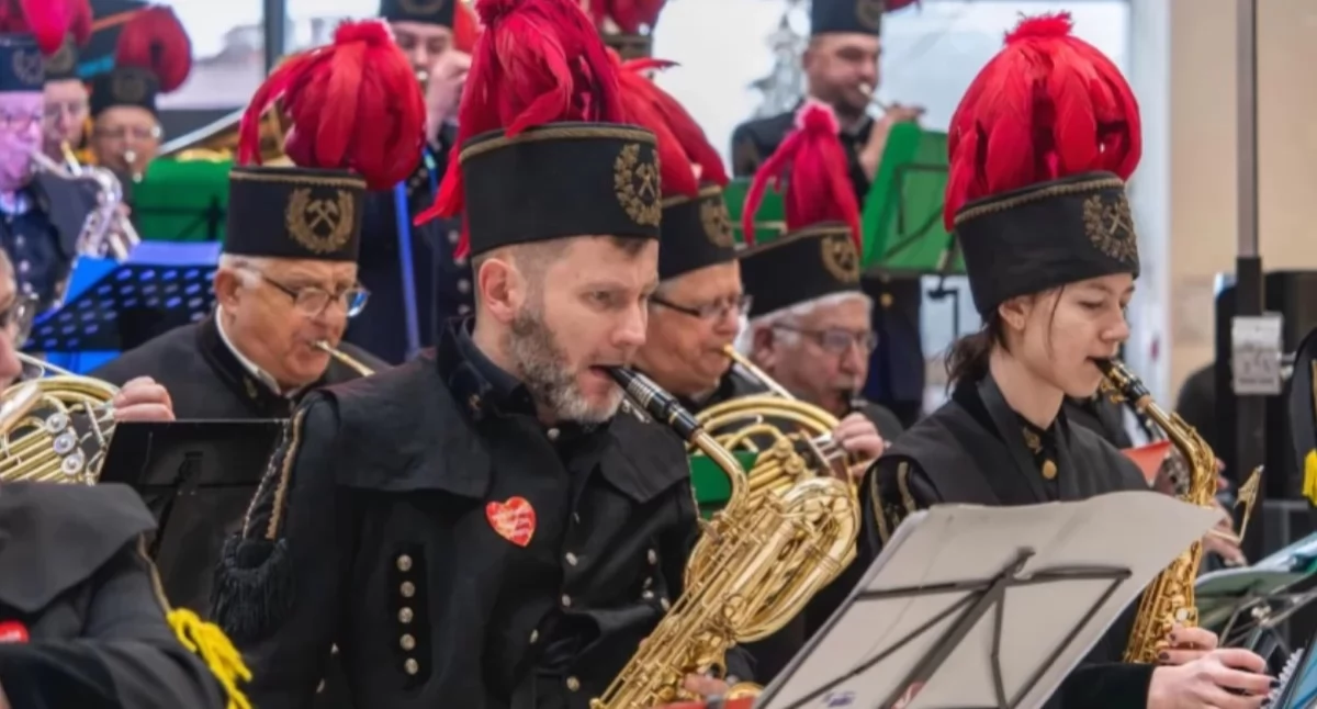 Życie miasta, Koncert Orkiestry Wojskowej Bytomia Jaworznie Muzyczne obchody Chwalebnych Dziejów Lotnictwa Polskiego - zdjęcie, fotografia
