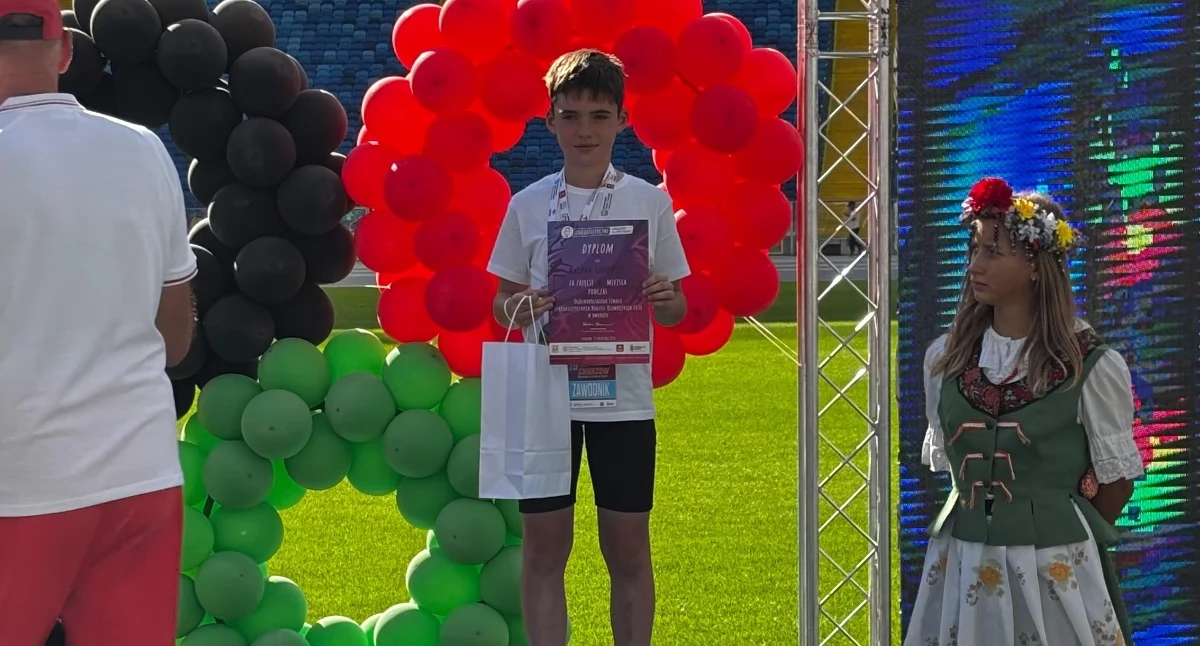 Kacper Czarnik na podium Lekkoatletycznych Nadziei Olimpijskich.