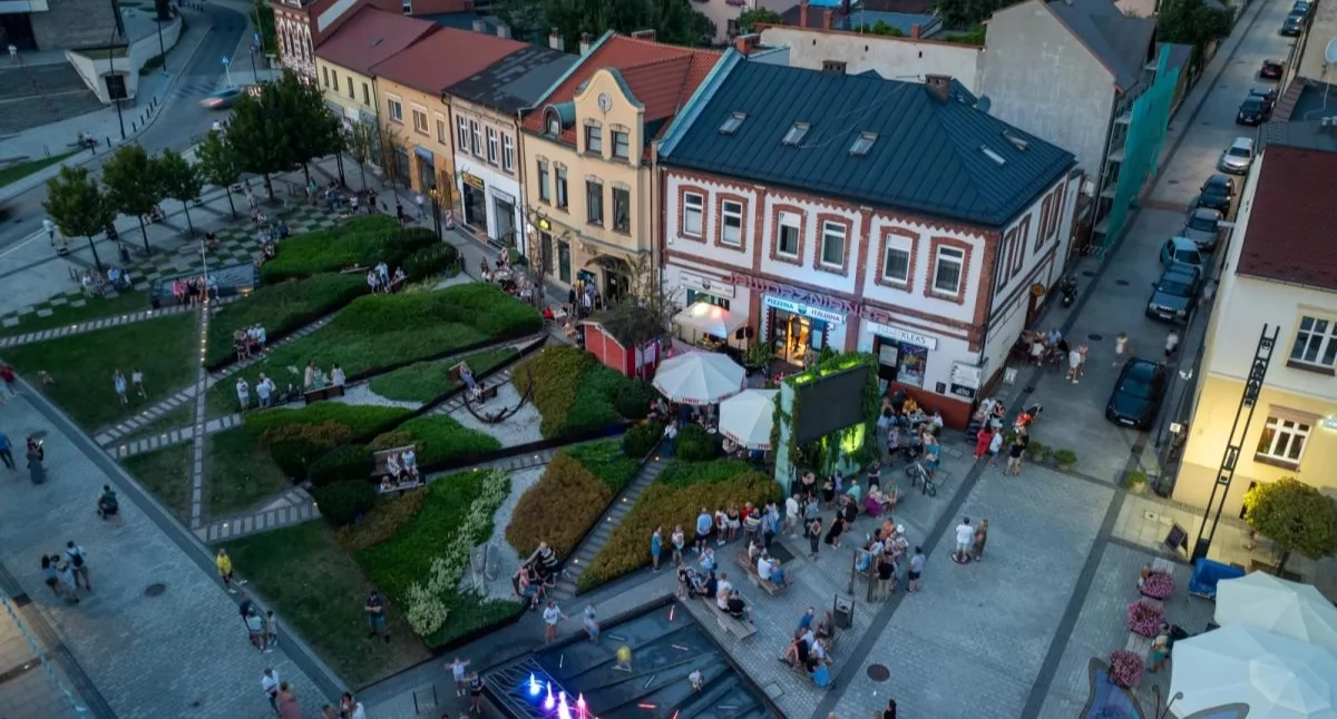 Życie miasta, Rynek Jaworznie miejscami zimowe ogródki dostępnych stanowisk - zdjęcie, fotografia