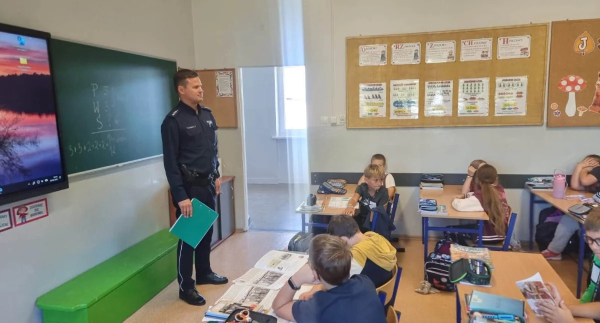 Życie miasta, Policjanci jaworznickiej szkole Rozmawiali uczniami przemocy hejcie - zdjęcie, fotografia