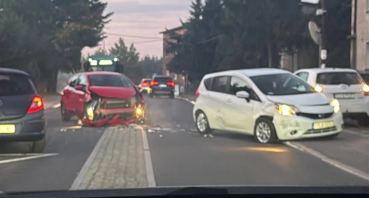 Kolizja na ul Jaworznickiej. Fot. INFORMACJE DROGOWE JAWORZNO I OKOLICE
