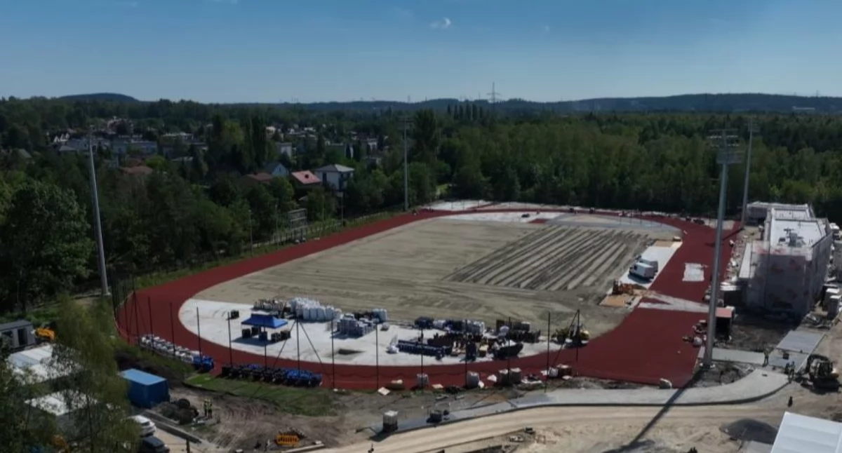 W Jaworznie przy ulicy Moniuszki powstaje stadion lekkoatletyczny. 