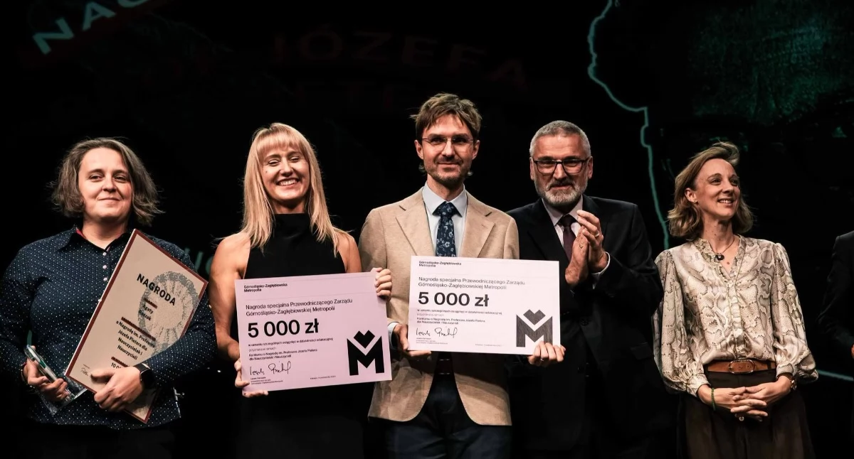 Krystian Gierczyk, nauczyciel w Zespole Szkół Ponadpodstawowych nr 3 w Jaworznie im. Jana Pawła II (trzeci z lewej) z nagrodą specjalną przyznaną w ramach konkursu o Nagrodę im. prof. Józefa Pietera. Fot. GZM/ Witold Trólka