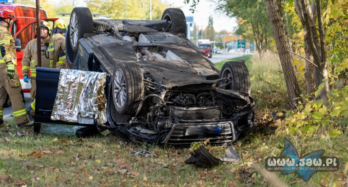 Wypadki drogowe, Kobieta ukarana mandatem dachowanie Jaworznie - zdjęcie, fotografia