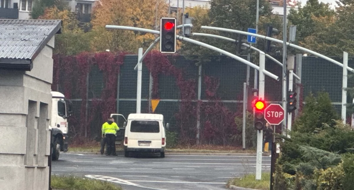 Wypadki drogowe, Kierowca uderzył słup sygnalizacji świetlnej Osiedlu Stałym - zdjęcie, fotografia