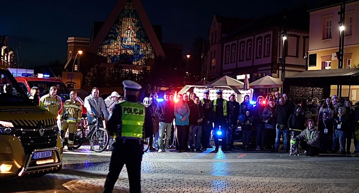 Życie miasta, „Odblaskowe Jaworzno” Policjanci przypominali bezpieczeństwie pieszych - zdjęcie, fotografia