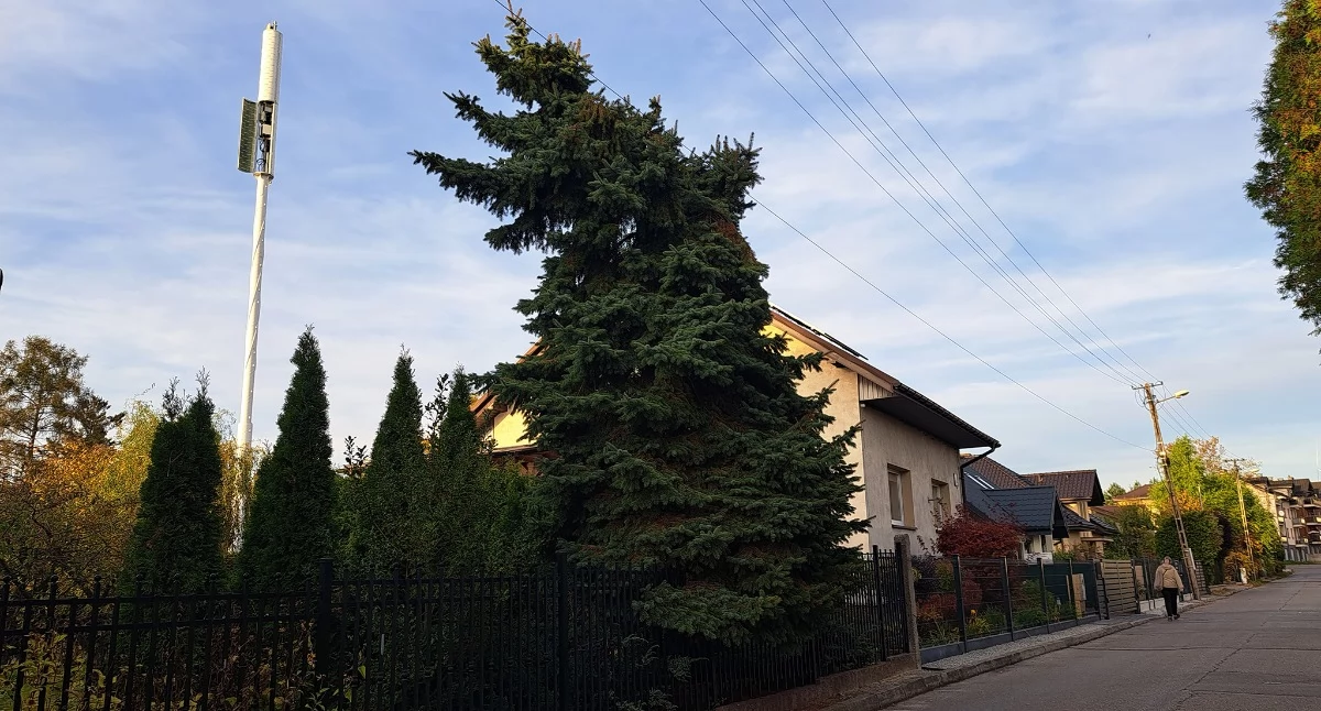 Maszt to stacja bazowa stawiana przez Spółkę P4 dla sieci Play. Fot. Patrycja Koprzak
