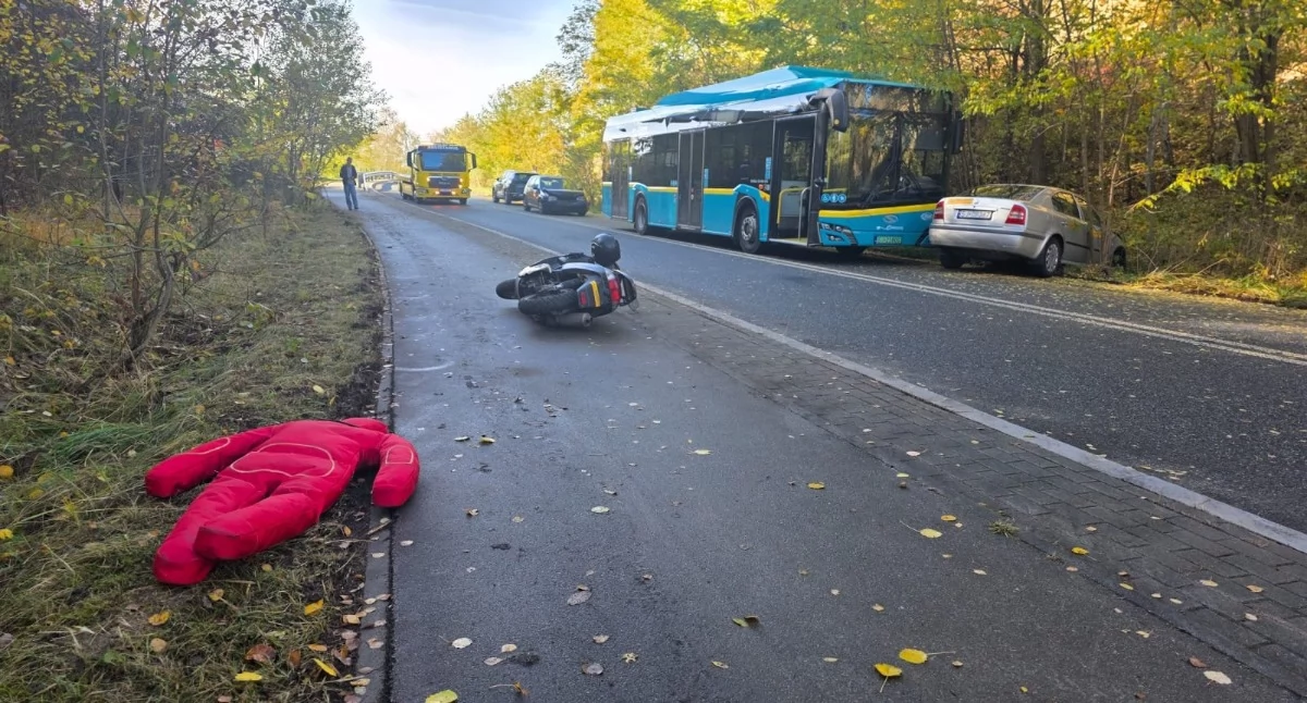 Wypadki drogowe, Symulacja poważnego wypadku drogowego Zobacz działania służb - zdjęcie, fotografia