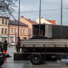 Na zdjęciach utrwaliliśmy kolejne etapy sadzenia ambrowca na jaworznickim Rynku. Fot....