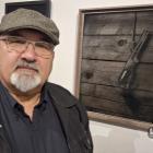 Mirosław Miranowicz, w tle praca „The Last Gun” 