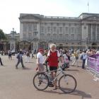 2012 - Anglia, Londyn - w tle Pałac Buckingham,  rezydencja brytyjskich monarchów,...