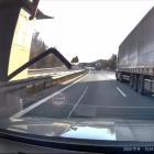 Metalowa rynna wystaje na S1. Fot. Facebook Stop Cham