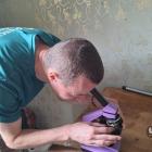 Łukasz Urbańczyk nad mikroskopem 