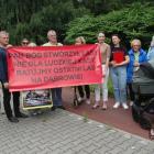 Mieszkańcy Dąbrowy Narodowej nie pozwolą na zniszczenie lasu.