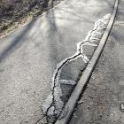 Pęknięcia na chodniku przy velostradzie. Fot. Patrycja Koprzak