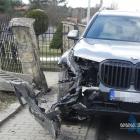 Kolizja BMW z płotem