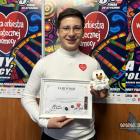 Kamil Banasik i jego model maskotki Joy zbudowany z klocków LEGO