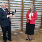 Płk Ryszard Kasprzyk wręczył pani dyrektor Marzenie Stankiewicz dyplom i medal...