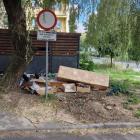 Zaśmiecona wiata śmietnikowa