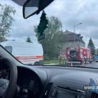 Pracownicy pogotowia gazowego namierzają miejsce uszkodzenia gazociągu oraz będą go...